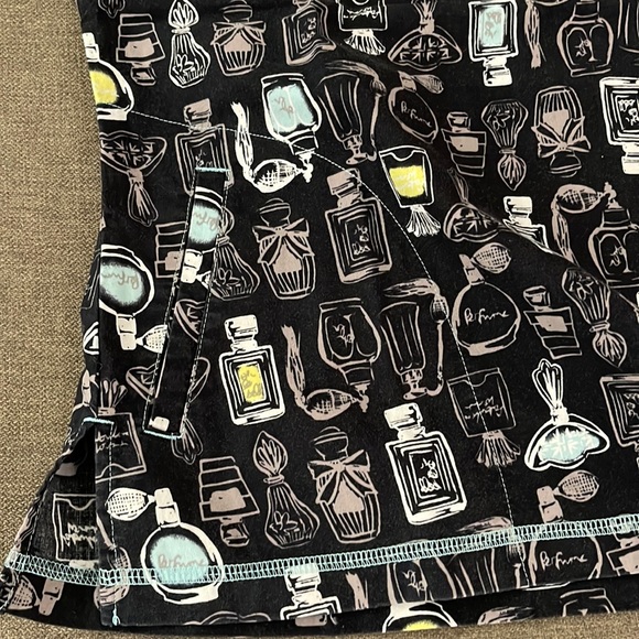 💰3 items for $25 🏷 Koi by Kathy Peterson Perfume Bottles Scrub Top sz Small - Picture 4 of 9